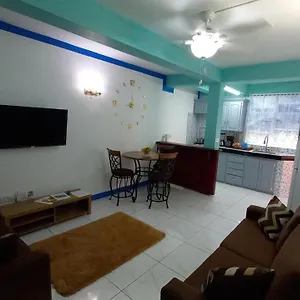 Cozy Vacation Retreat With Free Parking Apartment